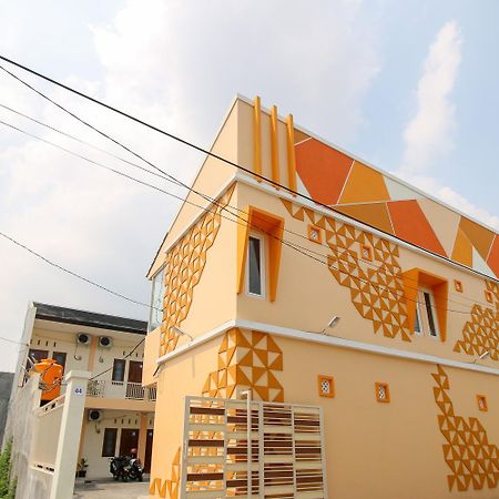 Hotel Reddoorz Syariah @ Pahlawan Sidoarjo Exterior foto