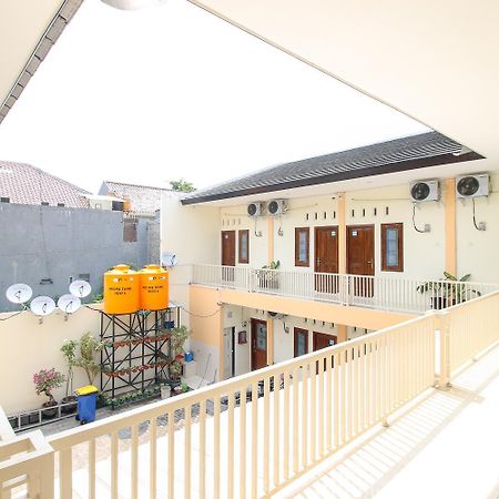 Hotel Reddoorz Syariah @ Pahlawan Sidoarjo Exterior foto