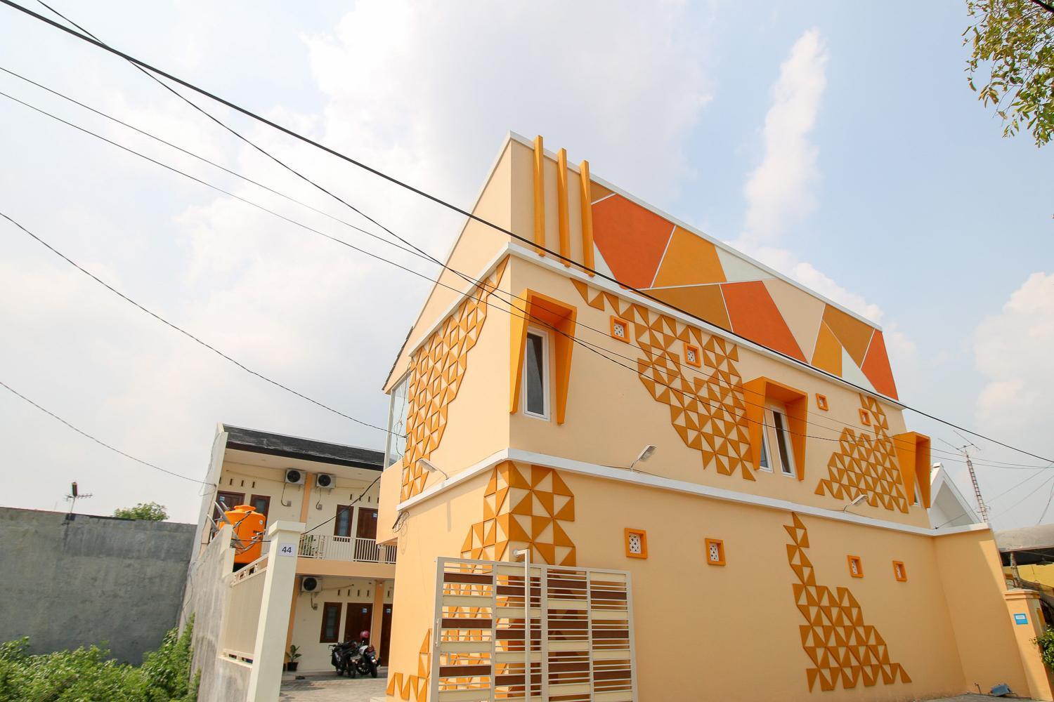 Hotel Reddoorz Syariah @ Pahlawan Sidoarjo Exterior foto