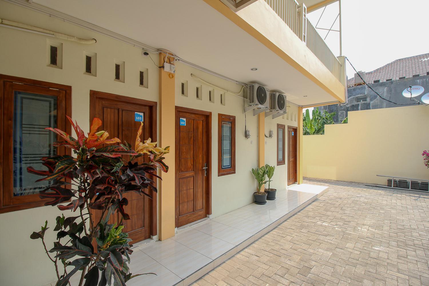 Hotel Reddoorz Syariah @ Pahlawan Sidoarjo Exterior foto